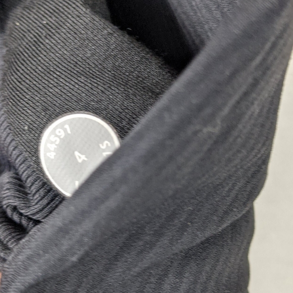 🤑LULULEMON BLACK CAPRI NYLON PANTS🤑 - Picture 4 of 4